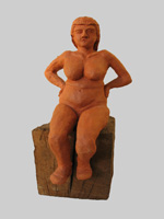 Sitzende Frau auf EichenKlotz | Ton, Holz | 1996 | 46 cm x 24 cm x 25 cm