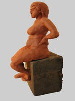 Sitzende Frau auf EichenKlotz | Ton, Holz | 1996 | 46 cm x 24 cm x 25 cm